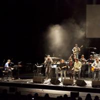 Fotografia de la col·laboració de Sanjosex al concert Els Amics dels Amics de les Arts, a Sant Cugat del Vallès.